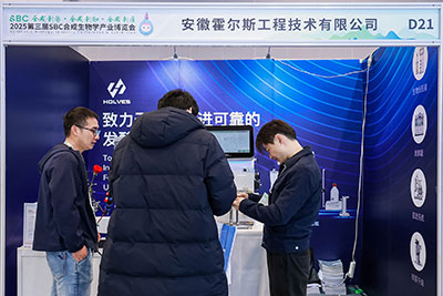 霍爾斯團(tuán)隊與客戶交流 霍爾斯團(tuán)隊與客戶交流